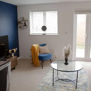  Holiday home Charming 2-bed In The Heart Of
